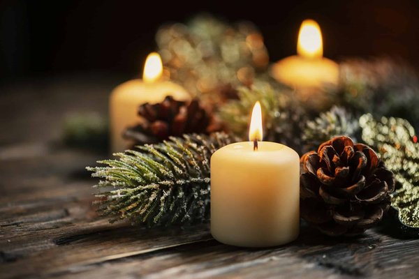Comment intégrer des bougies dans sa décoration de Noël ?